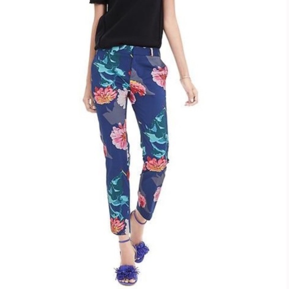 Banana Republic Pants - Rare floral Avery Banana Republic Floral Pants in Navy Pink cropped with pockets